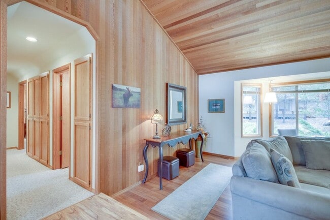 Building Photo - 3 Bedroom 2 Bath Fully Furnished - Sunriver Oregon