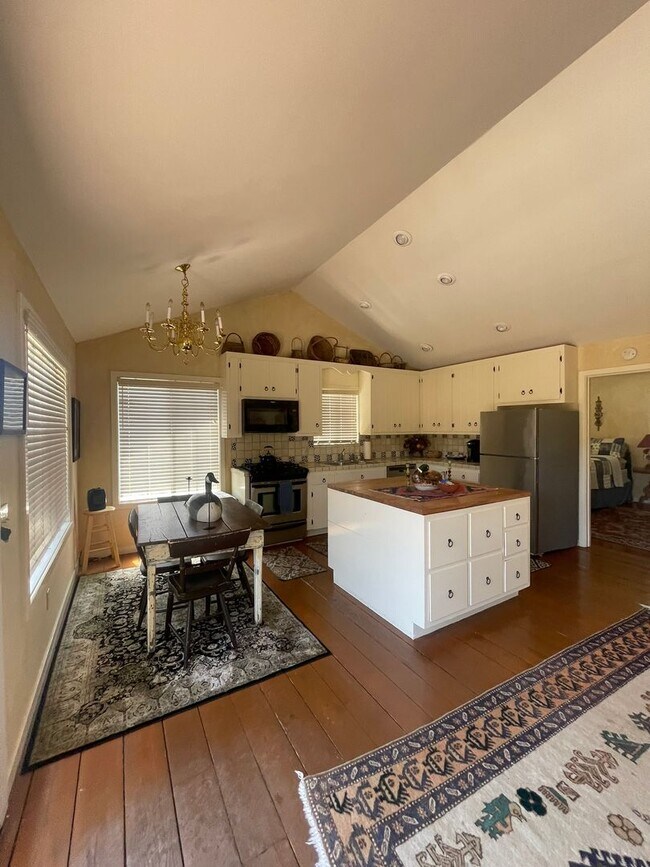 Building Photo - Beautiful Home in Chualar -with many ameni...