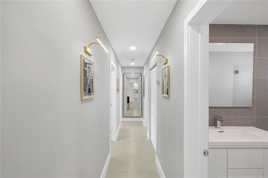 Building Photo - 1104 N 13th Ter