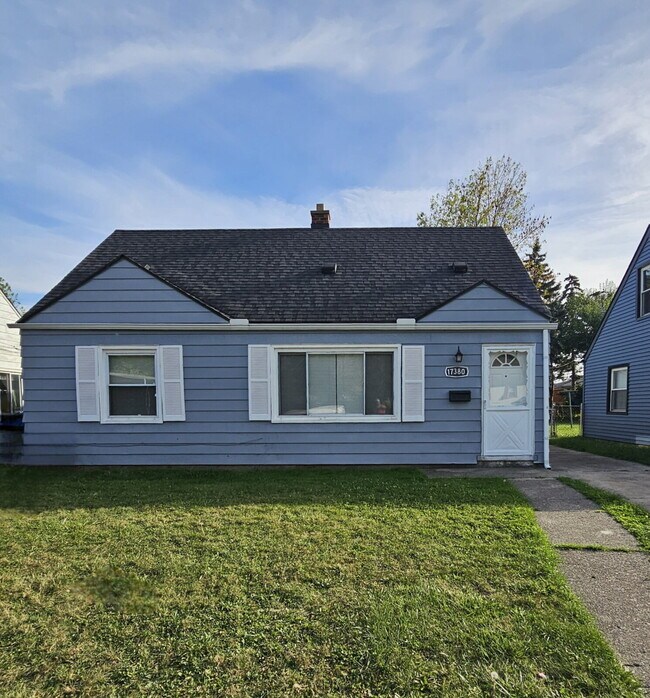 Building Photo - 3 Bedroom Bungalow w/ Updated Kitchen and ...