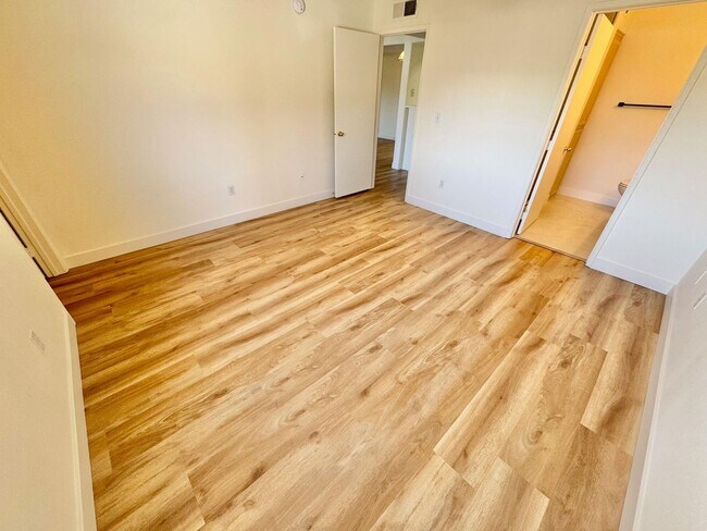 Building Photo - DON'T MISS OUT ON 1 MONTHS RENT FREE: Resort-Style Living in Seven Hills!