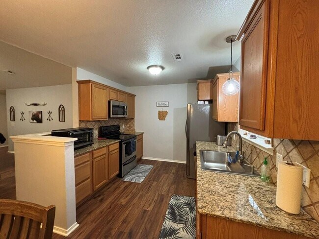 Building Photo - 6 Hart Ln