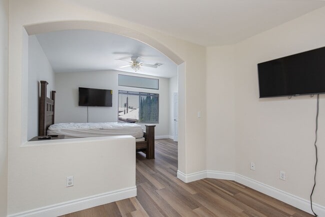 Building Photo - Recently renovated 4 br home in the Southwest