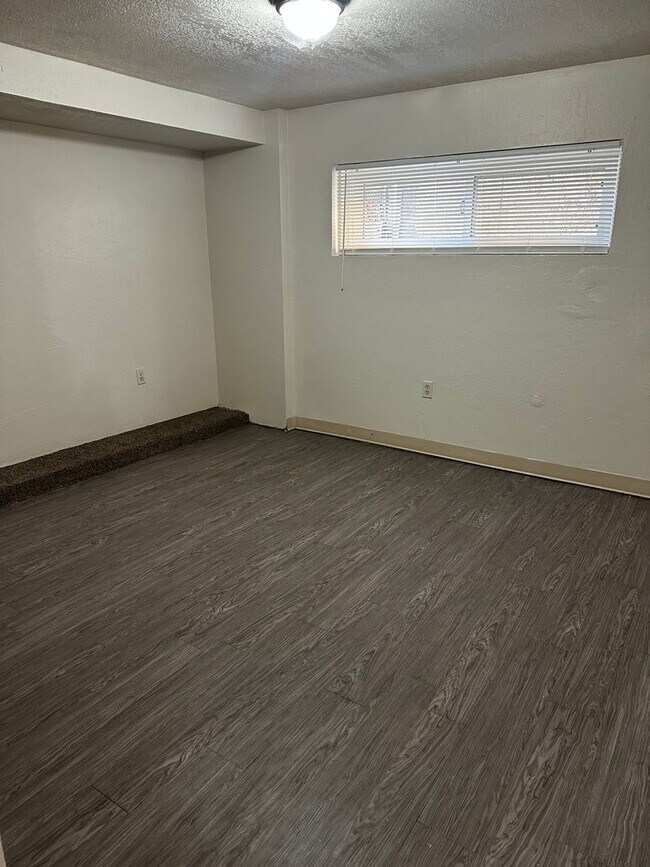 Building Photo - LARGE 1 BED 1 BATH UNIT WITH PRIVATE PATIO