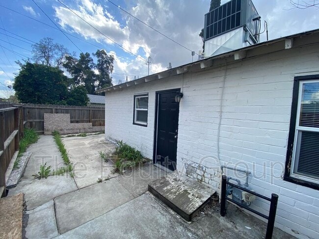 Building Photo - 821 W Houston Ave