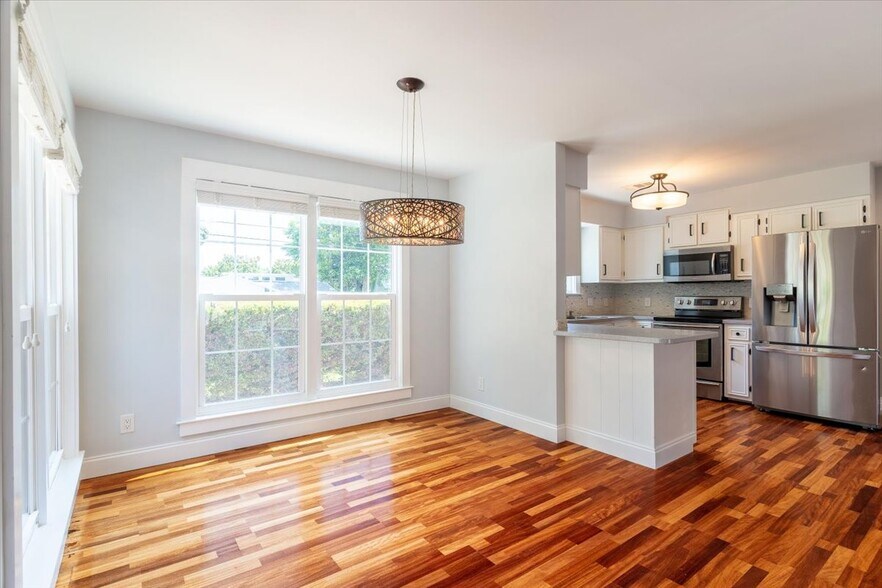 Dining Area - 817 N Lakeside Dr