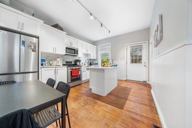 Primary Photo - 77 Webster St