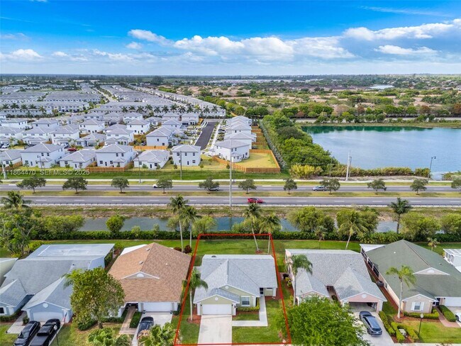 Building Photo - 2590 SE 7th Pl