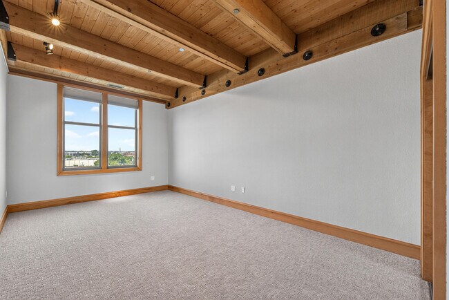 Building Photo - 541 E Erie St