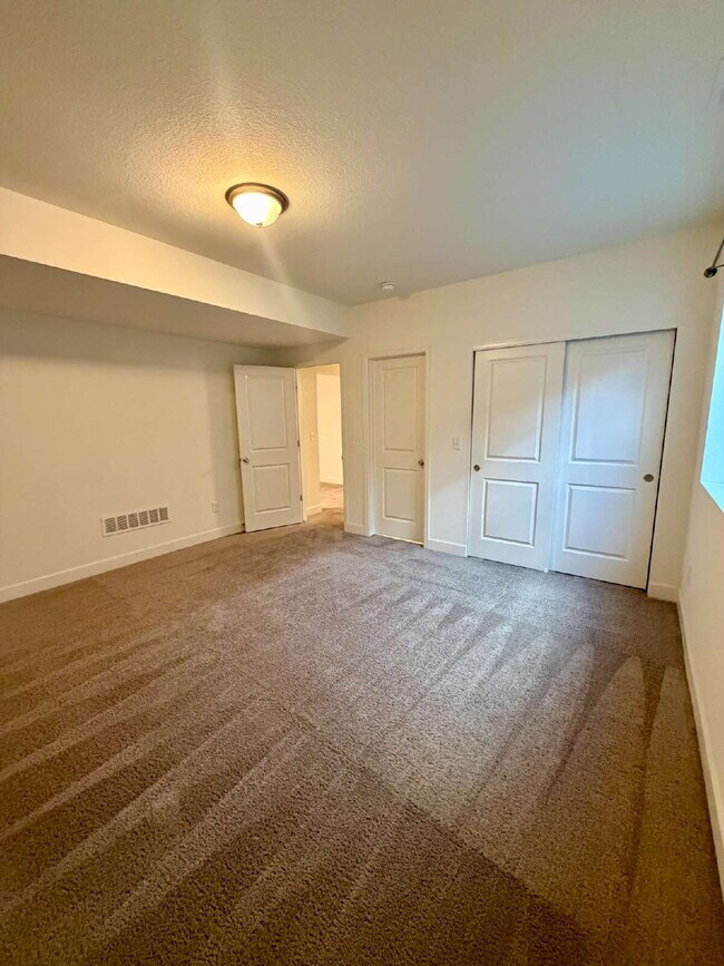 Building Photo - MOVE IN SPECIAL:   Move in before February 20th, 2026 receive $500 off of 1st Month’s Rent.