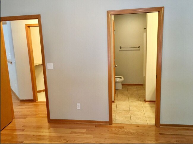 Building Photo - Adorable 2 bed 2 bath in Forest Hills Dist...