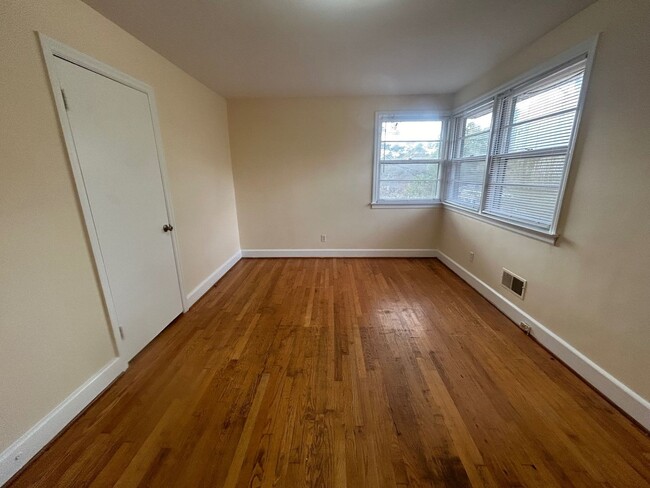 Building Photo - 4534 Oakwood Dr