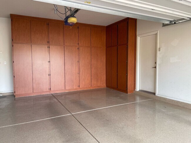 Building Photo - Attractive 3 bed, 2 bath home