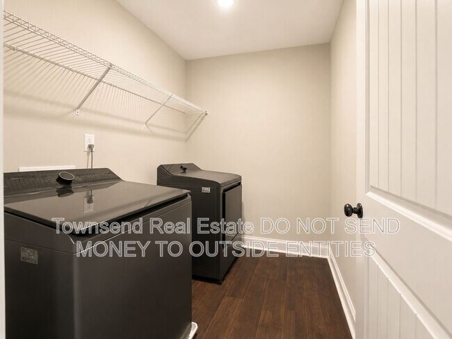 Building Photo - 621 Blawell Cir