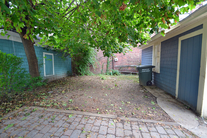 yard - 585 Beechwood Ave