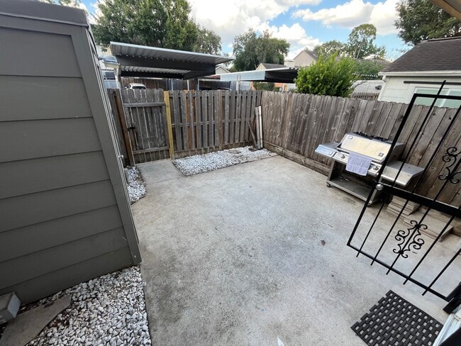 Building Photo - 6416 Bankside Dr