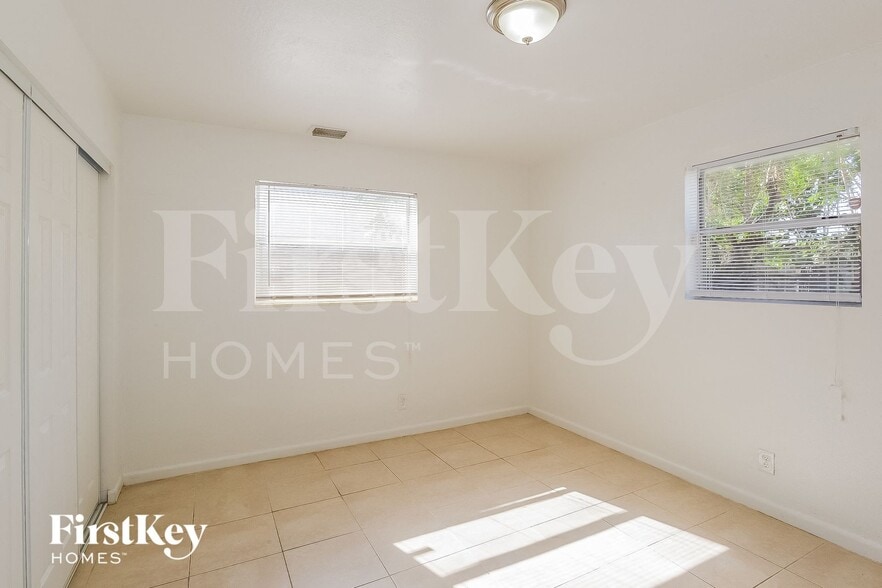 Building Photo - 6820 SW 16th Ct