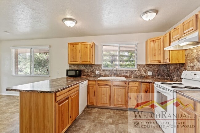 Building Photo - Elegant Layton Home Offering Space, Style,...