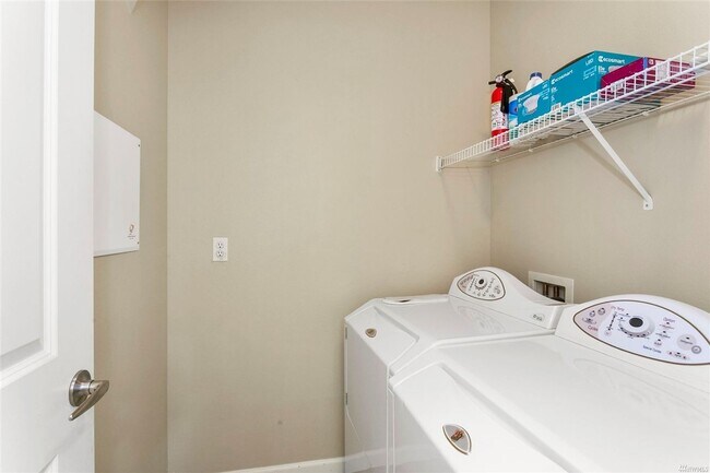 Building Photo - SEPTEMBER FREE >> Beautiful 3BR/3BA Townho...