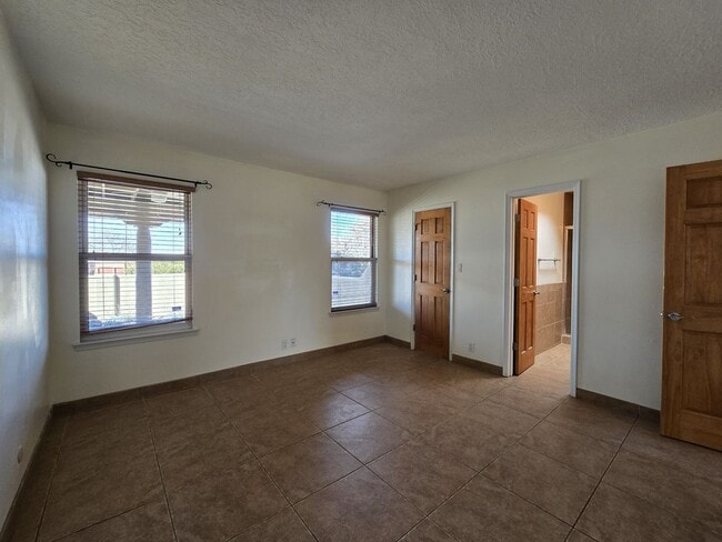 Building Photo - 2300 Calle Brocha