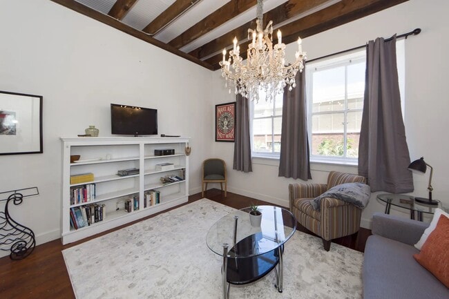 Building Photo - 350 King St