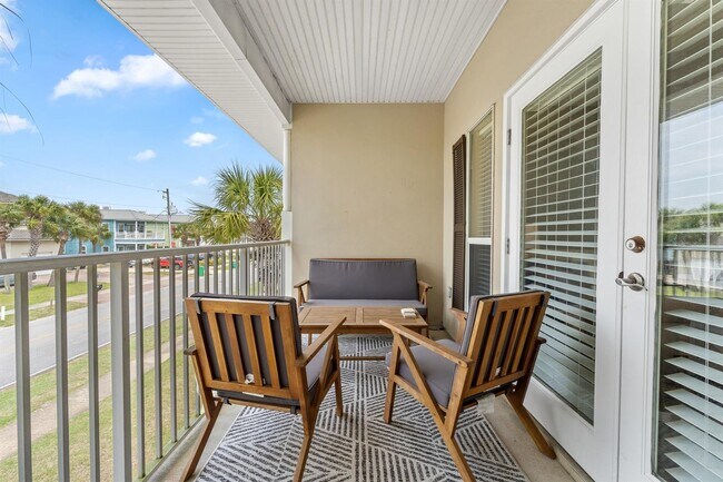 Building Photo - Beautifully furnished 2B/2B condo steps from Gulf of Mexico available for long term lease!