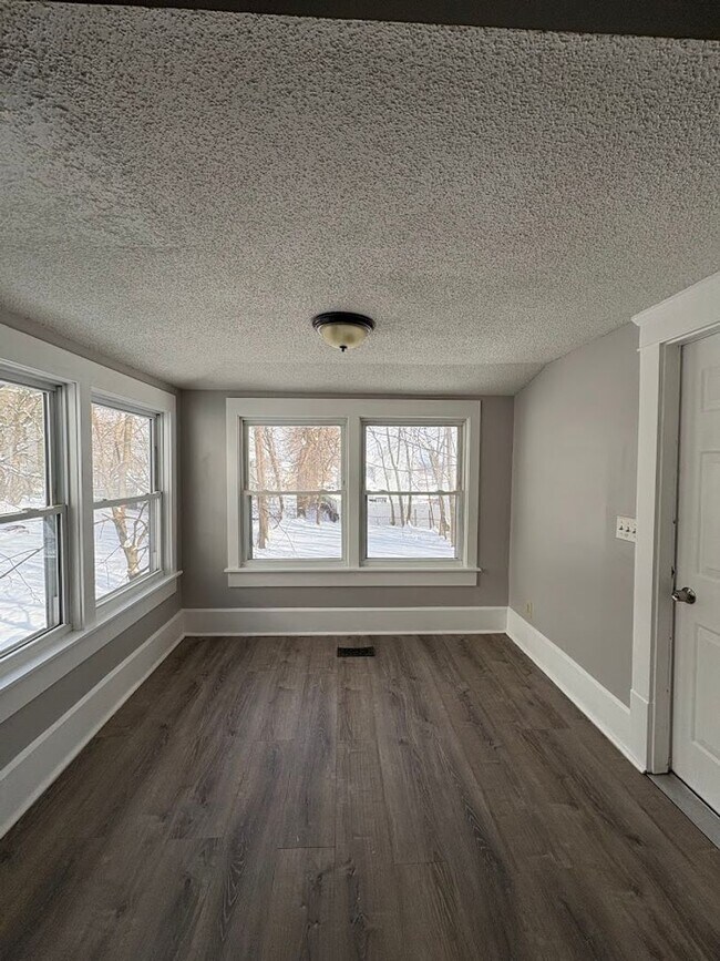 Building Photo - 729 Mallison Ave