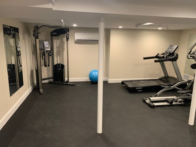 Building Photo - 129 Kenoza Ave