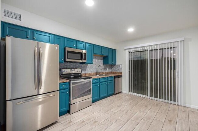 Building Photo - 2 Bed / 1 Bath in Phoenix — 900 Sq Ft with Covered Parking & Private Storage