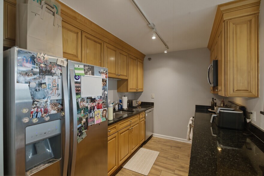 Building Photo - 345 N La Salle Dr