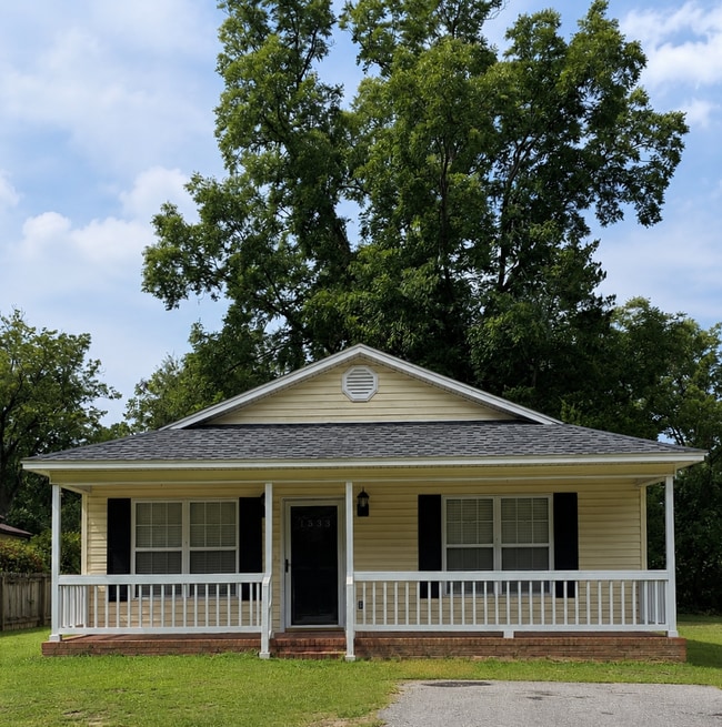 Building Photo - The Kind of Home You Walk into and Instantly Picture Yourself Living In