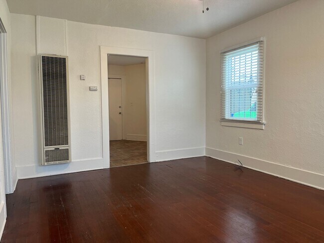 Building Photo - r2927