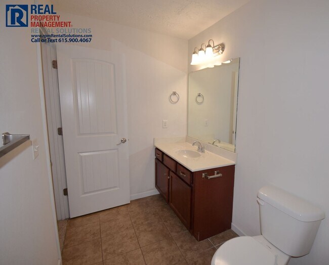 Building Photo - All one level 5bd 3ba home with attached garage!
