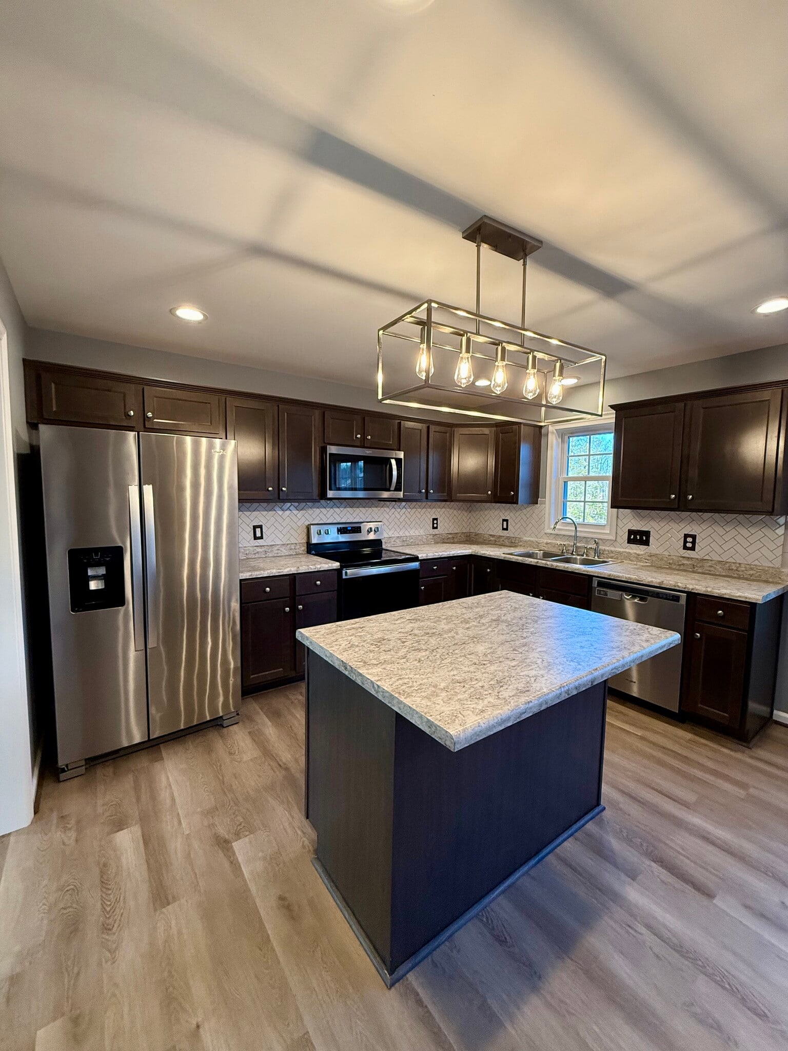 Spacious Kitchen with brand new tile backsplash! - 112 Brenleigh Ct