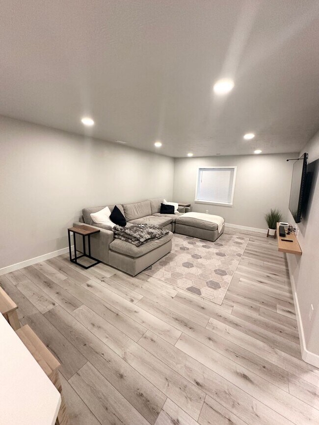 Building Photo - 4 bedroom/4 bathroom Home in Bluffdale