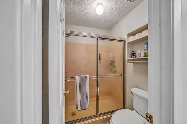 Building Photo - Updated 3 Bedroom in Central Location!
