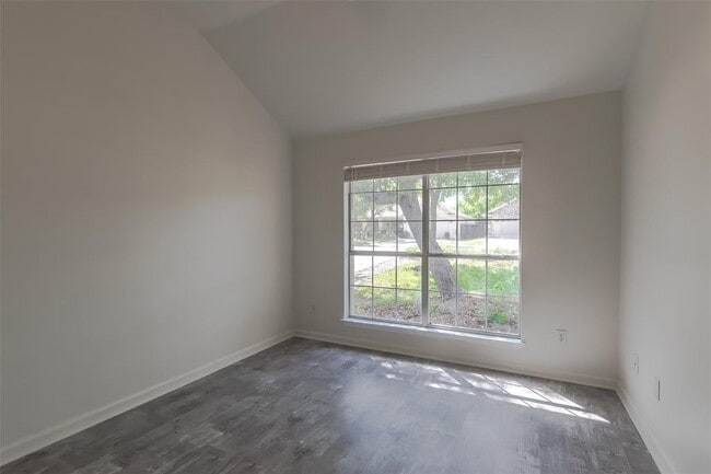 Building Photo - 2210 Zoa Dr