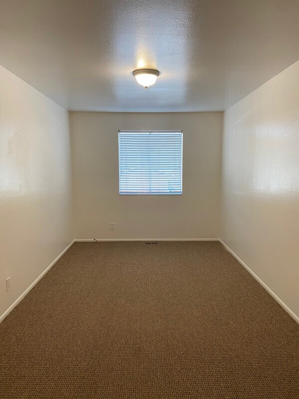 Building Photo - 585 E 50 S