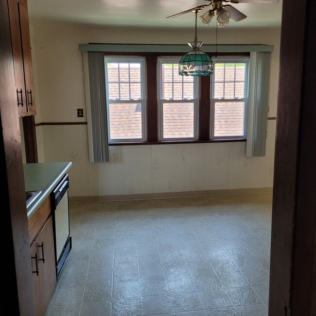 Building Photo - 2460 Grand Ave