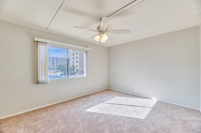 Building Photo - E Camelback