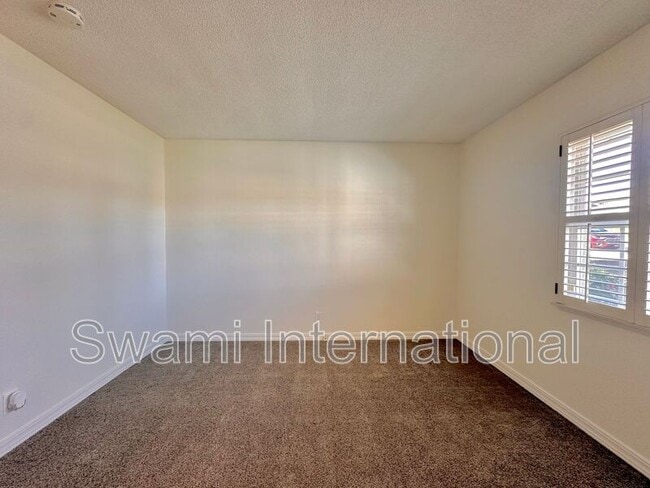 Building Photo - 1820 Avenida Estudiante