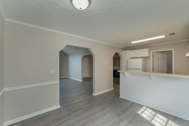 Building Photo - $1,395 - 3 bed/2 bath house for rent, fully renovated!