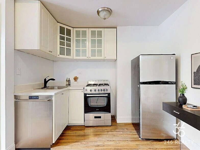 Building Photo - Central Park West