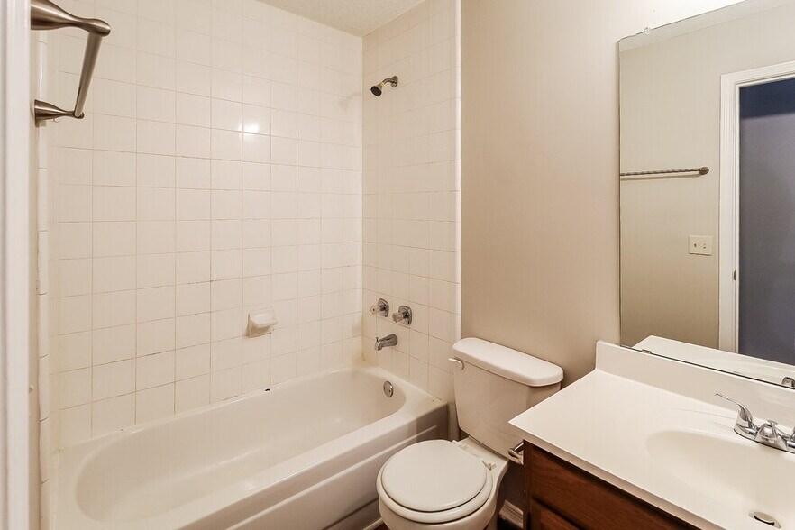 Building Photo - 1015 Redan Trce