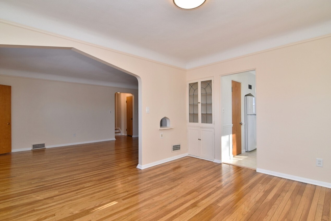 Building Photo - 2025 Riverside Dr