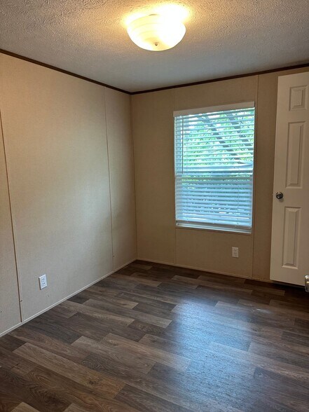 Building Photo - 833 Lovell Rd