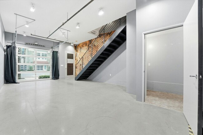 Building Photo - 911 E Santa Ana Blvd