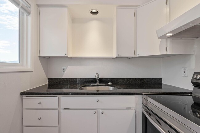 Building Photo - $300 off 1st month's rent! Comfortable 2-b...