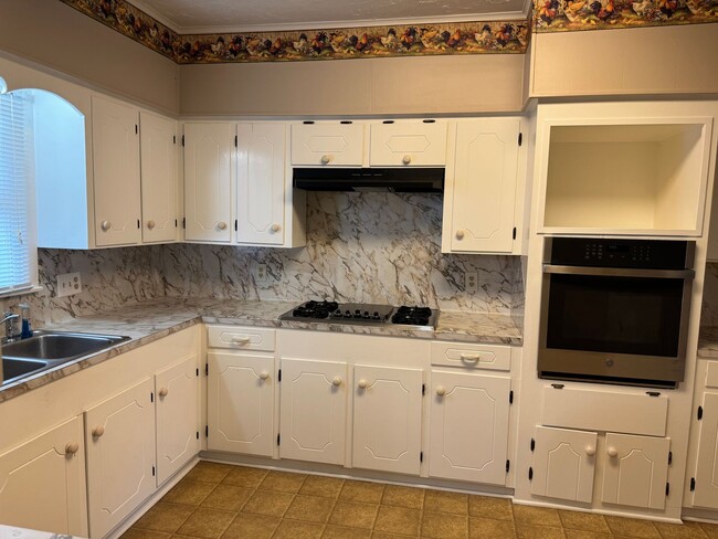 Building Photo - 2-bed/1-bath Downstairs unit!