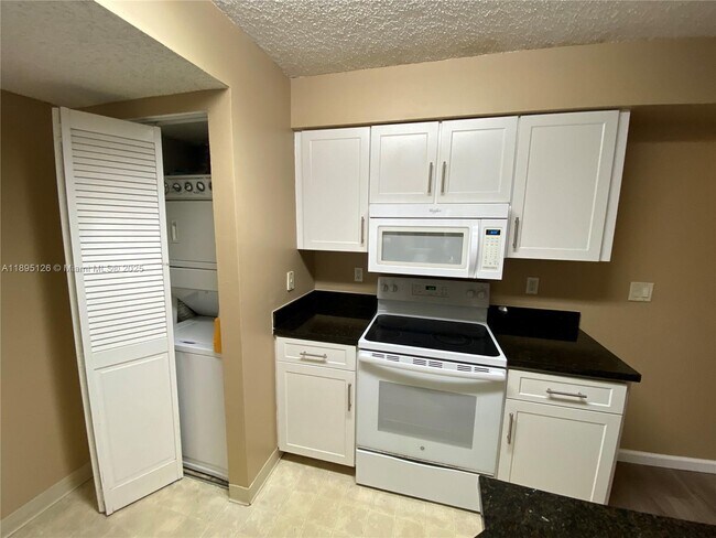 Building Photo - 9999 Summerbreeze Dr